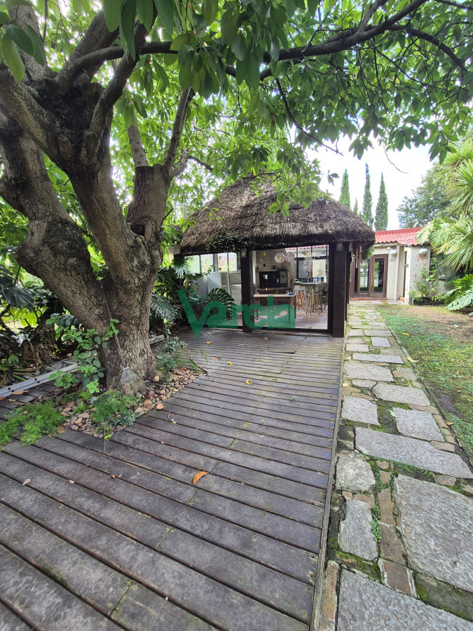Casa ID.22586 - Venta residencia en La Blanqueada Carrasquito, 4 dormitorios, fondo