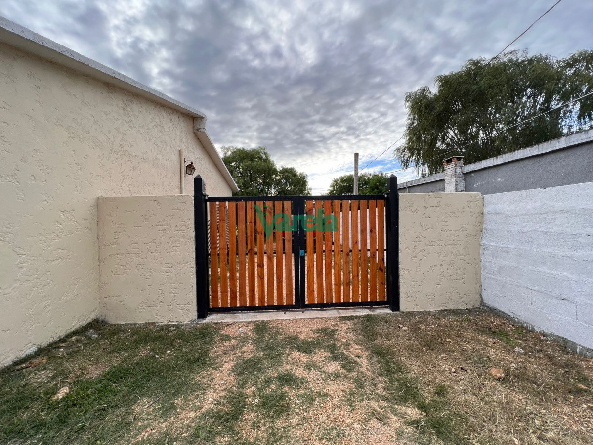 Casa ID.21755 - Una casa y dos aptos en venta en Salinas ideal renta