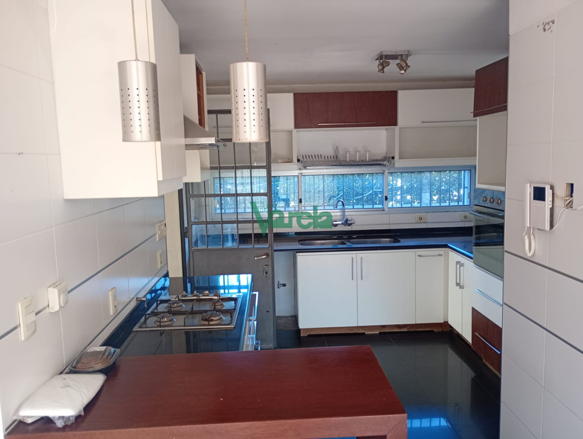 Casa ID.23170 - Venta Casa Carrasco norte, 6 dormitorios, 5baños, en 2 plantas 