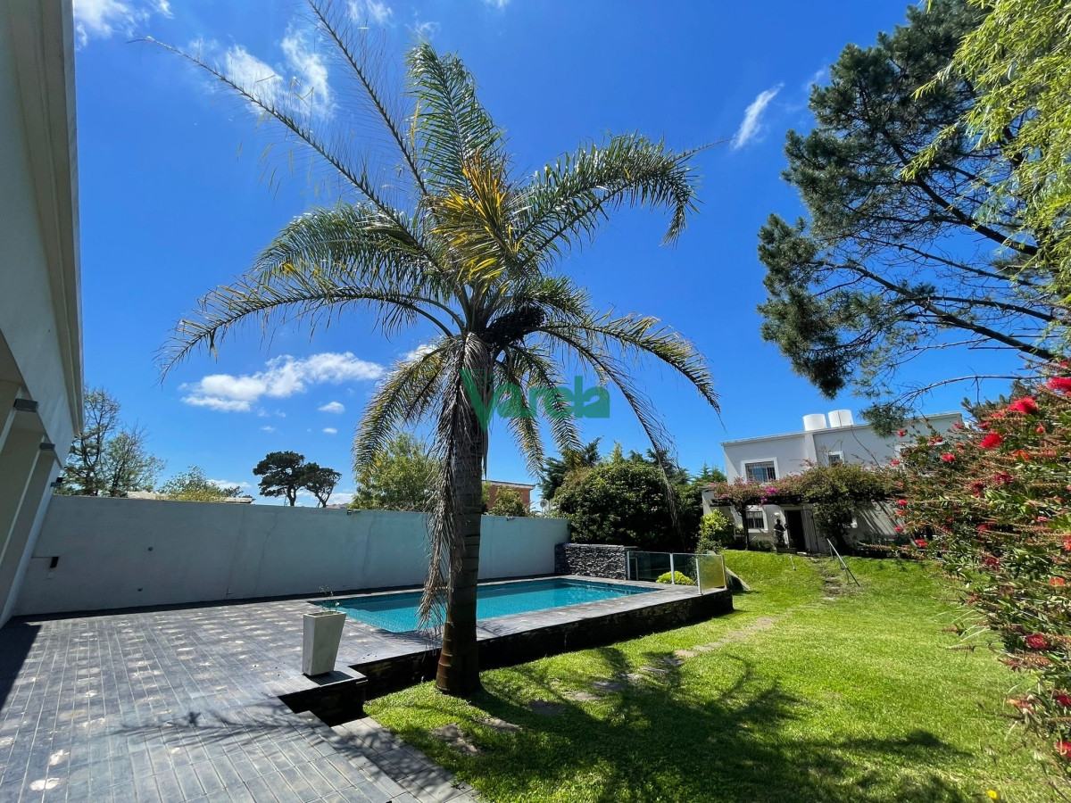 Casa ID.21984 - Casa de 4 dormitorios con piscina sobre la rambla de Atlantida