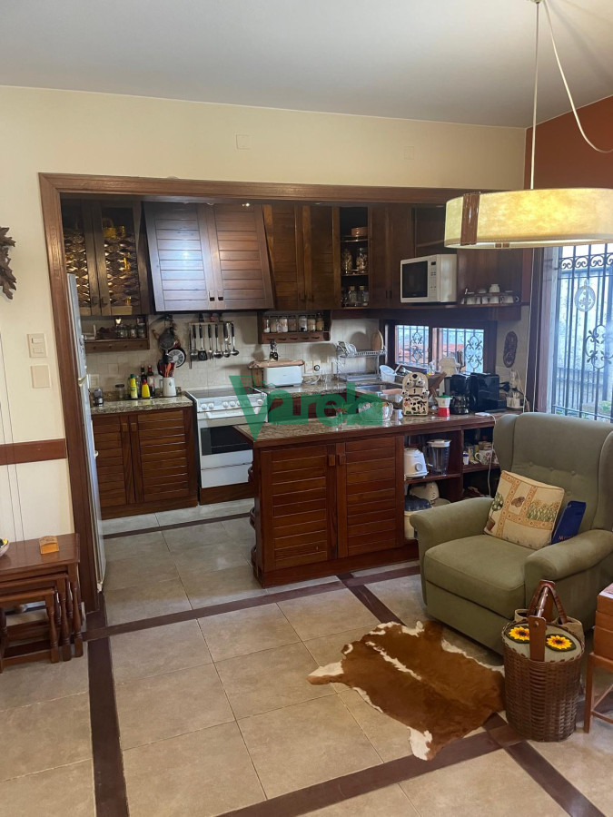Casa ID.22715 - Venta casa Pocitos, 3 dorm,3 baños, estar enorme con hogar a leña, escritorio, fondo,padrón único,garaje