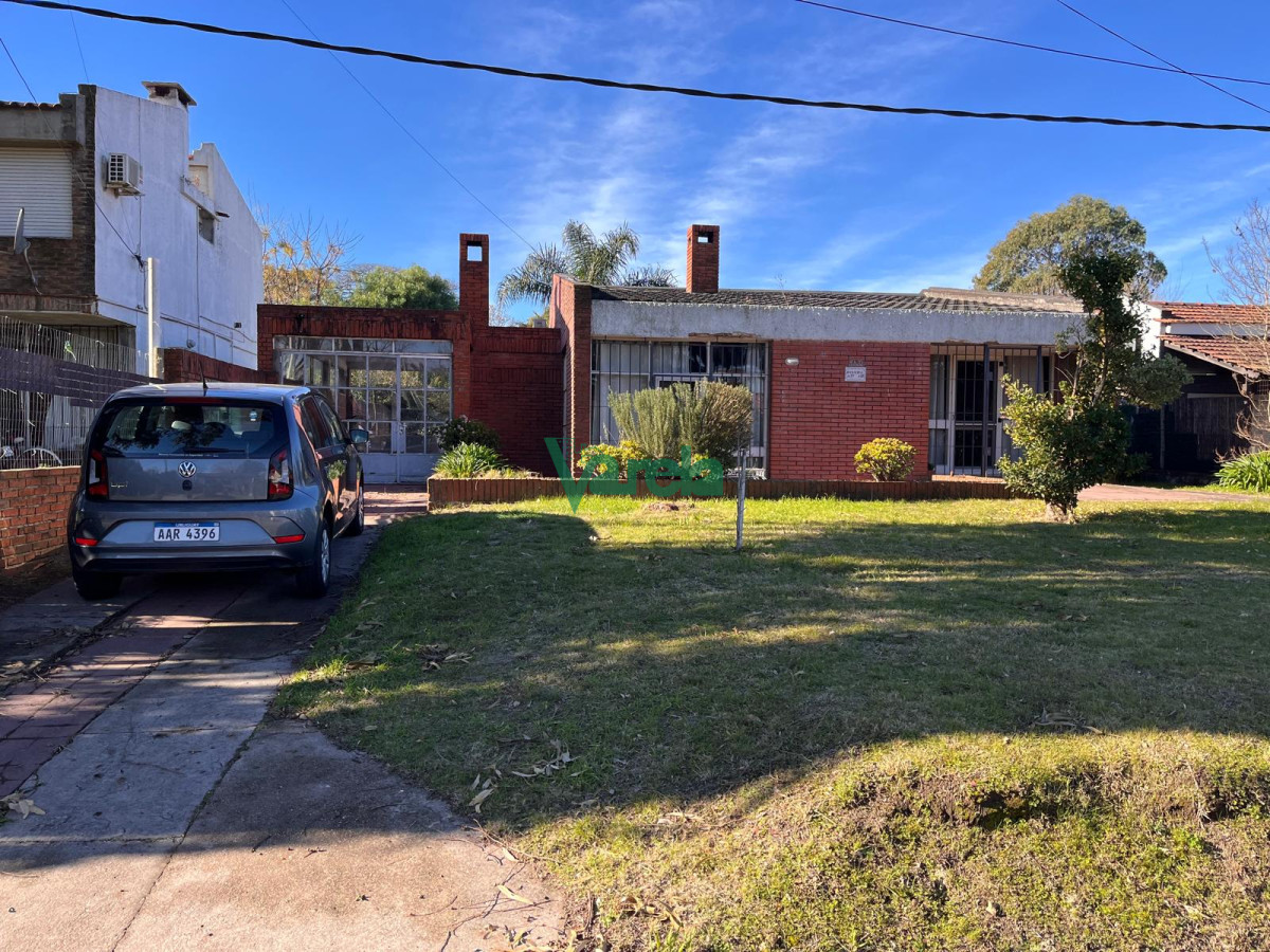 Casa ID.22687 - Venta casa en Solymar Sur, 2 dormitorios, living con hogar, fondo con parrillero y garage