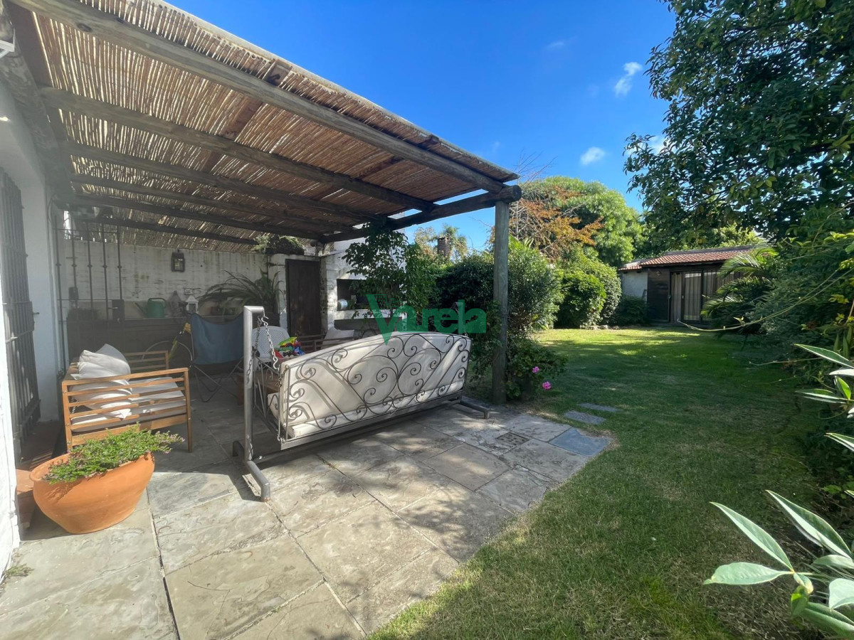 Casa ID.22435 - Venta Casa Carrasco norte, 3 dormitorios, 4 baños, jardin, fondo, barbacoa, ph en 2 plantas