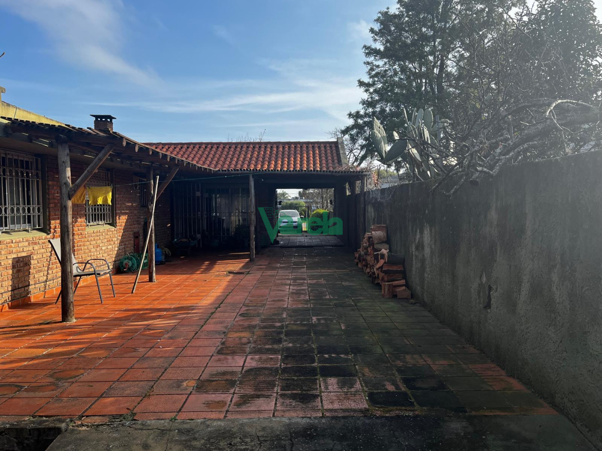 Casa ID.22363 - Venta casa Lagomar sur 5 dormitorios 3 baños . mas barbacoa con servicio 