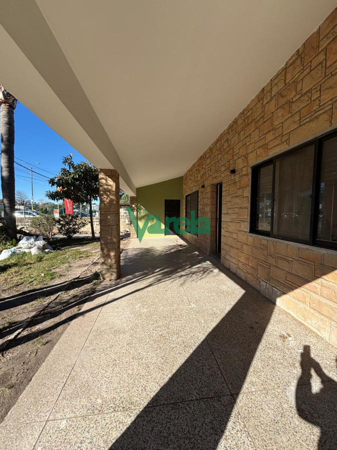 Casa ID.22659 - Excelente chale de tejas sobre avenida