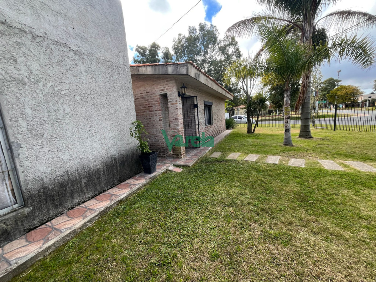 Casa ID.23074 - Casa en venta en Lagomar de 2 dormitorios, mas apto de 3 dorm