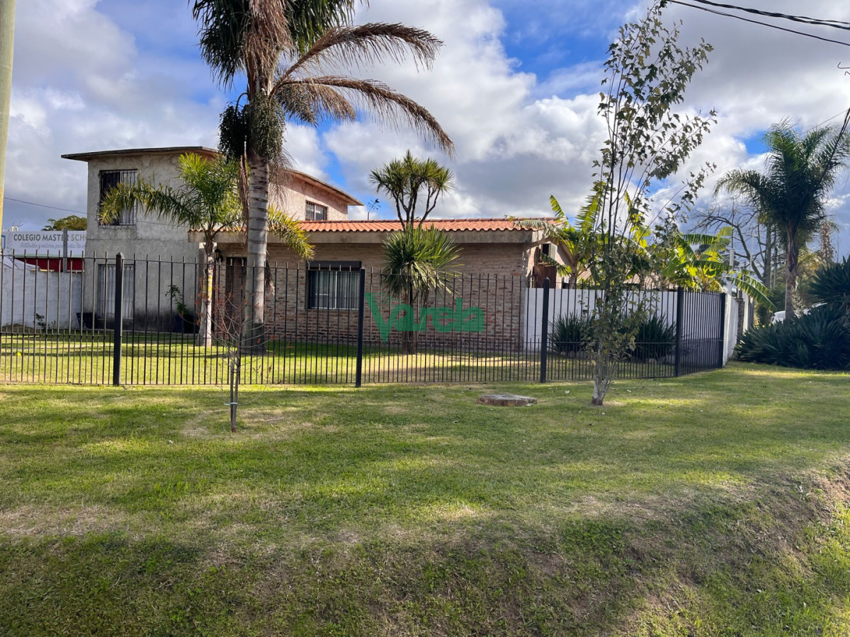 Casa ID.23074 - Casa en venta en Lagomar de 2 dormitorios, mas apto de 3 dorm