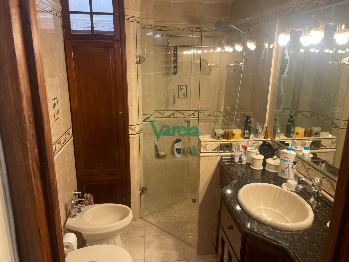 Casa ID.22715 - Venta casa Pocitos, 3 dorm,3 baños, estar enorme con hogar a leña, escritorio, fondo,padrón único,garaje