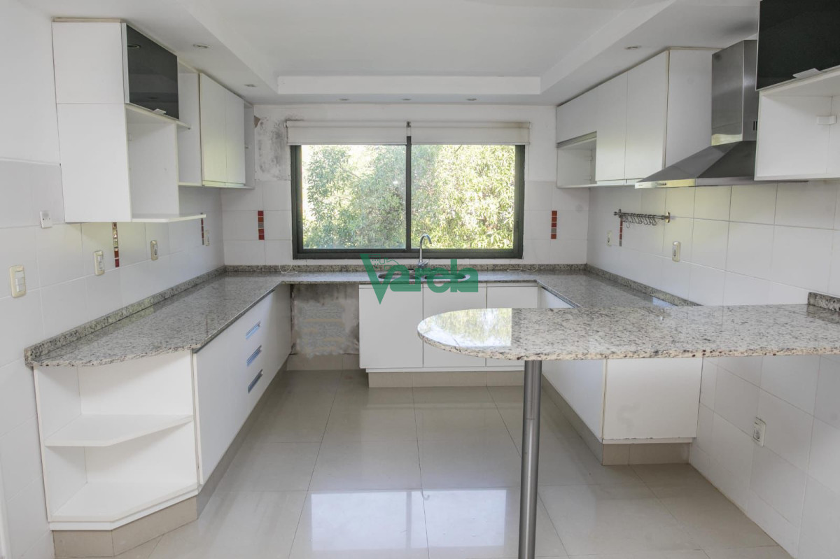 Casa ID.22898 - Casa en Alquiler Barrio privado Carmel 5 dormitorios 5 baños