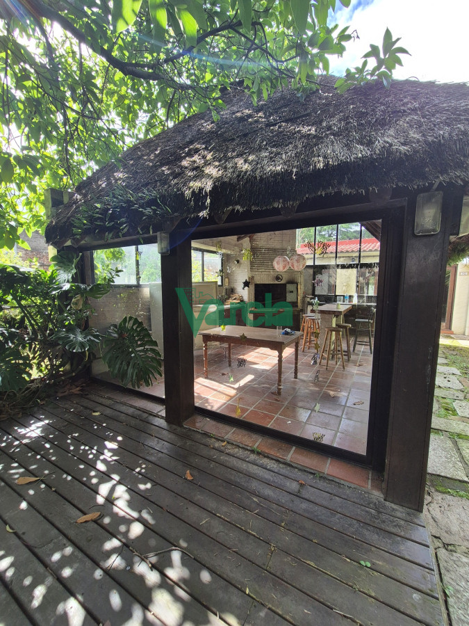 Casa ID.22586 - Venta residencia en La Blanqueada Carrasquito, 4 dormitorios, fondo