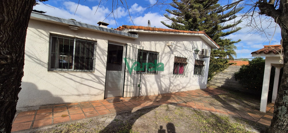 Casa ID.22282 - Venta Casa, Las Toscas,  4 dormitorios, más apartamento al fondo de 1 dormitorio y baño.