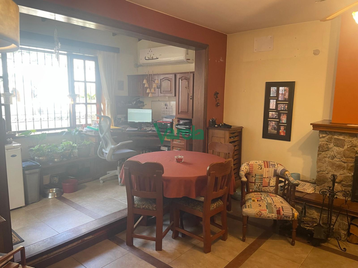 Casa ID.22715 - Venta casa Pocitos, 3 dorm,3 baños, estar enorme con hogar a leña, escritorio, fondo,padrón único,garaje