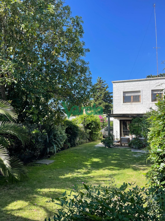 Casa ID.22435 - Venta Casa Carrasco norte, 3 dormitorios, 4 baños, jardin, fondo, barbacoa, ph en 2 plantas