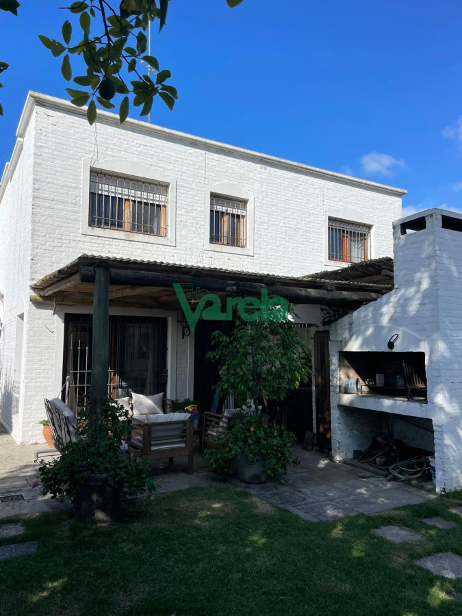 Casa ID.22435 - Venta Casa Carrasco norte, 3 dormitorios, 4 baños, jardin, fondo, barbacoa, ph en 2 plantas