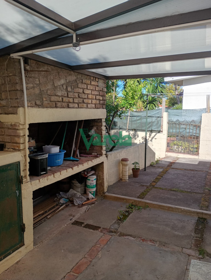 Casa ID.22992 - Alquiler Casa Carrasco Norte, 2 dormitorios, jardín enorme, muy luminosa, cocheras, parrillero