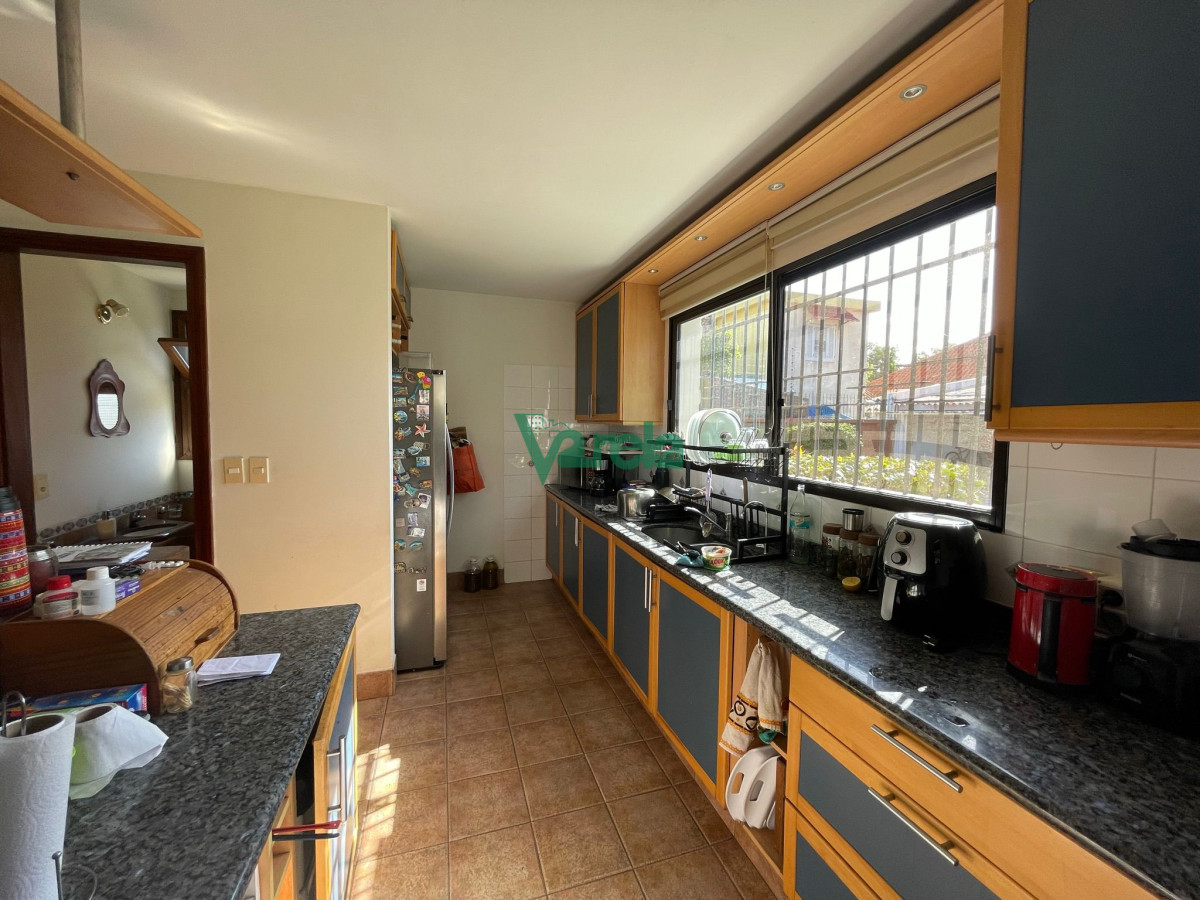 Casa ID.21719 - Venta casa en Atlantida, 4 dorm, 3 baños, estufa leña, vista al mar