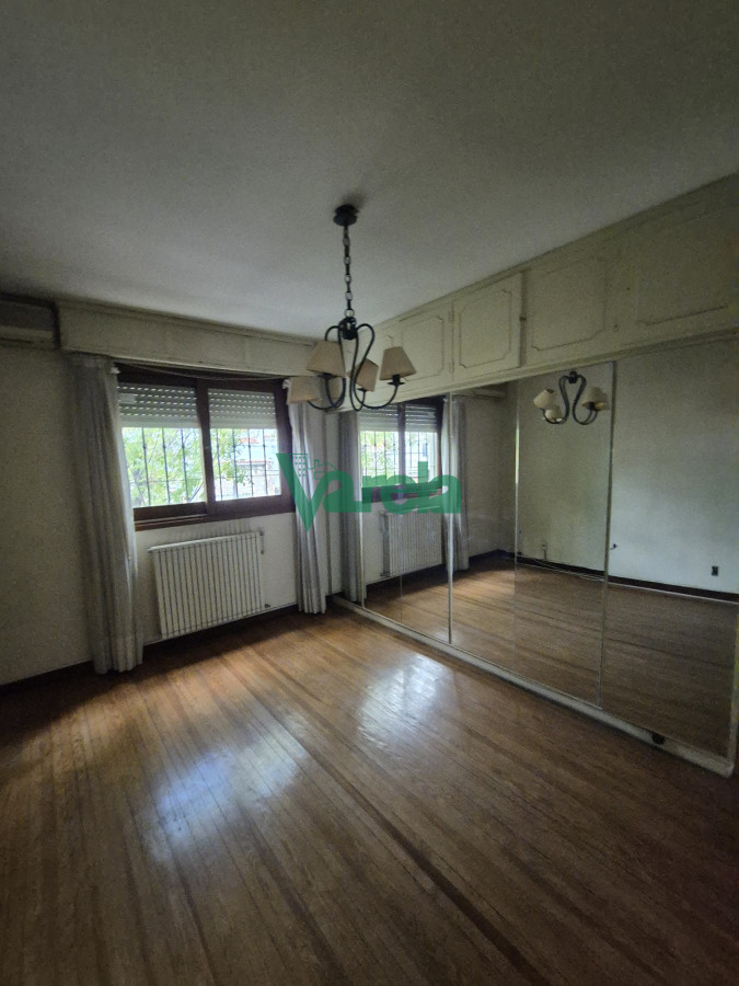 Casa ID.22586 - Venta residencia en La Blanqueada Carrasquito, 4 dormitorios, fondo