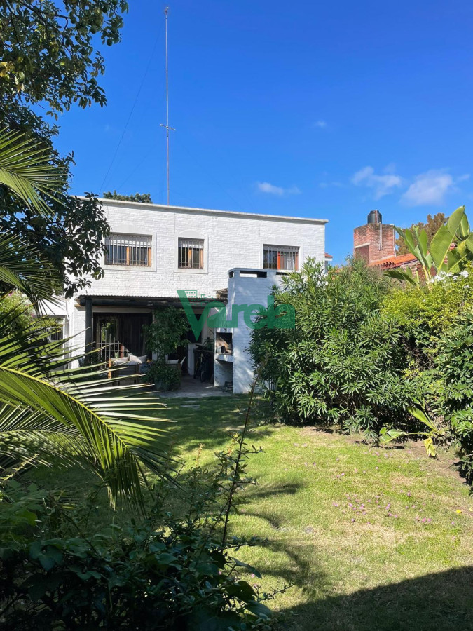 Casa ID.22435 - Venta Casa Carrasco norte, 3 dormitorios, 4 baños, jardin, fondo, barbacoa, ph en 2 plantas
