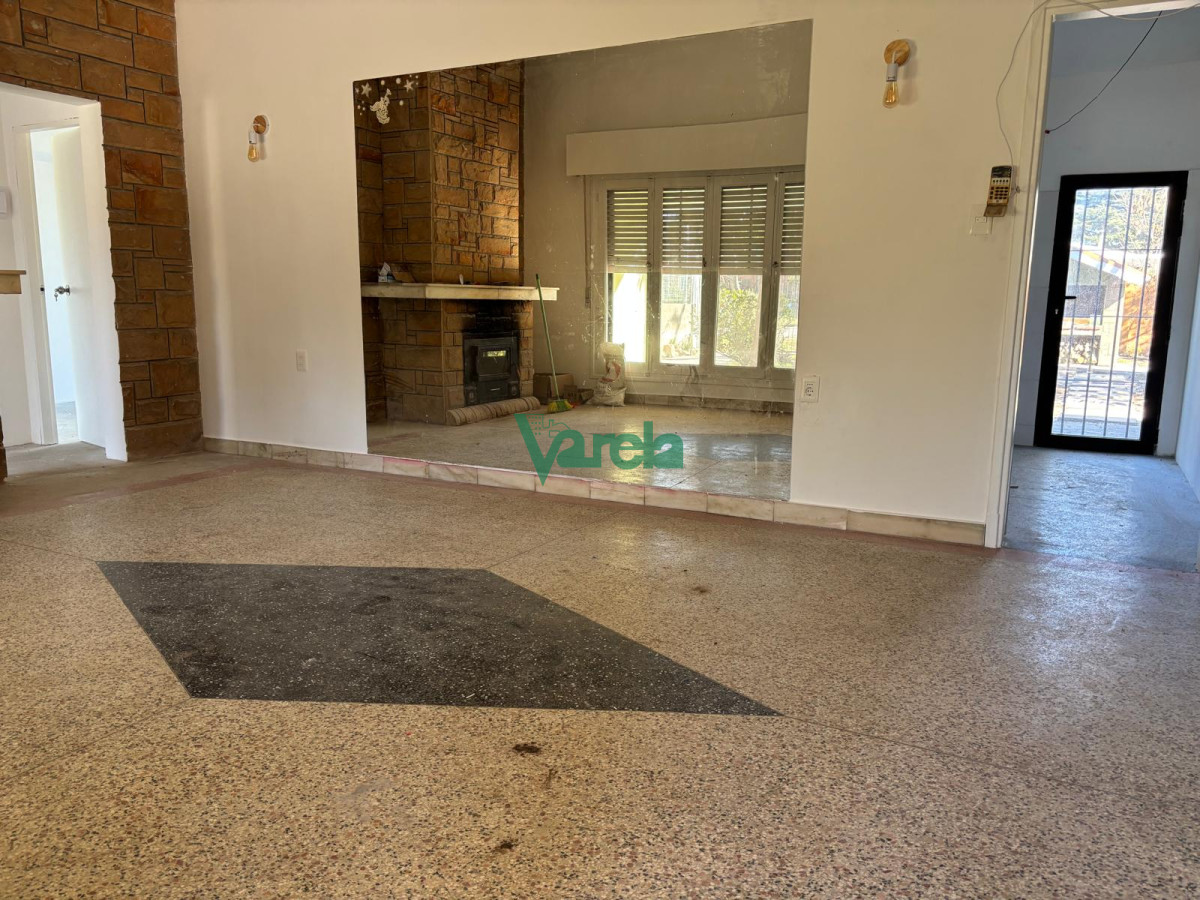 Casa ID.22659 - Excelente chale de tejas sobre avenida