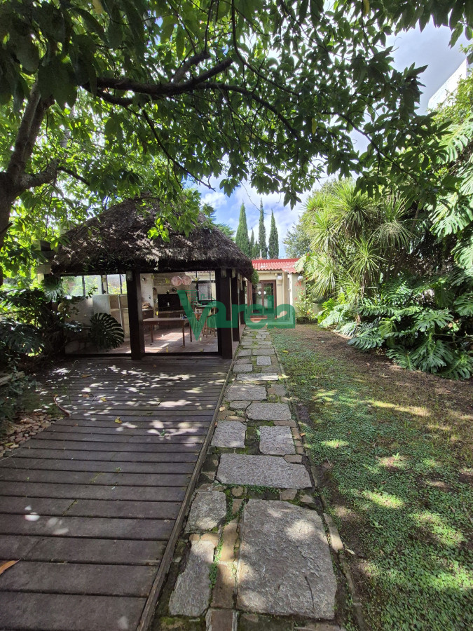 Casa ID.22586 - Venta residencia en La Blanqueada Carrasquito, 4 dormitorios, fondo