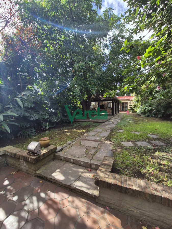 Casa ID.22586 - Venta residencia en La Blanqueada Carrasquito, 4 dormitorios, fondo