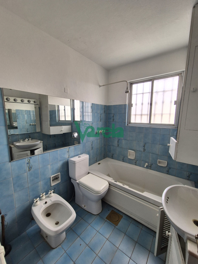 Casa ID.22586 - Venta residencia en La Blanqueada Carrasquito, 4 dormitorios, fondo