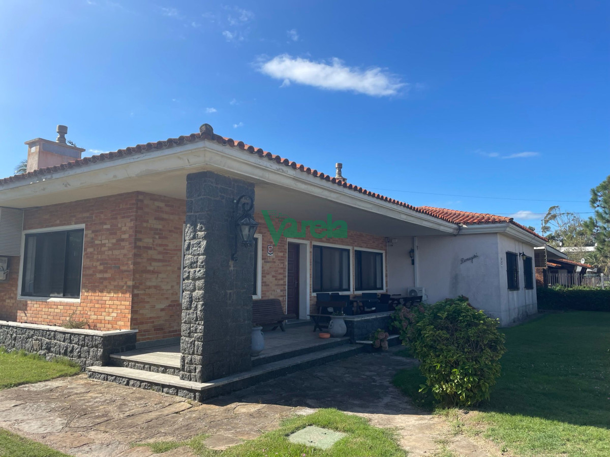 Casa ID.21719 - Venta casa en Atlantida, 4 dorm, 3 baños, estufa leña, vista al mar