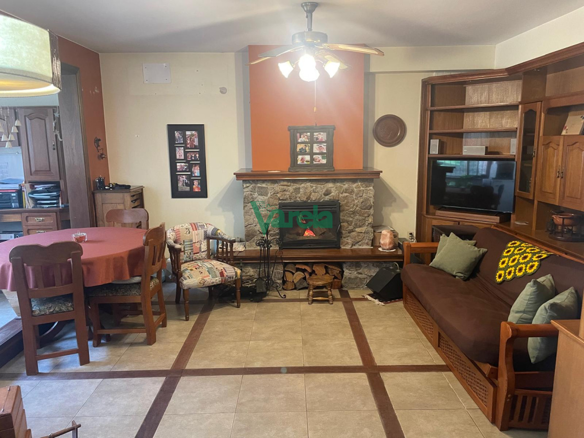 Casa ID.22715 - Venta casa Pocitos, 3 dorm,3 baños, estar enorme con hogar a leña, escritorio, fondo,padrón único,garaje