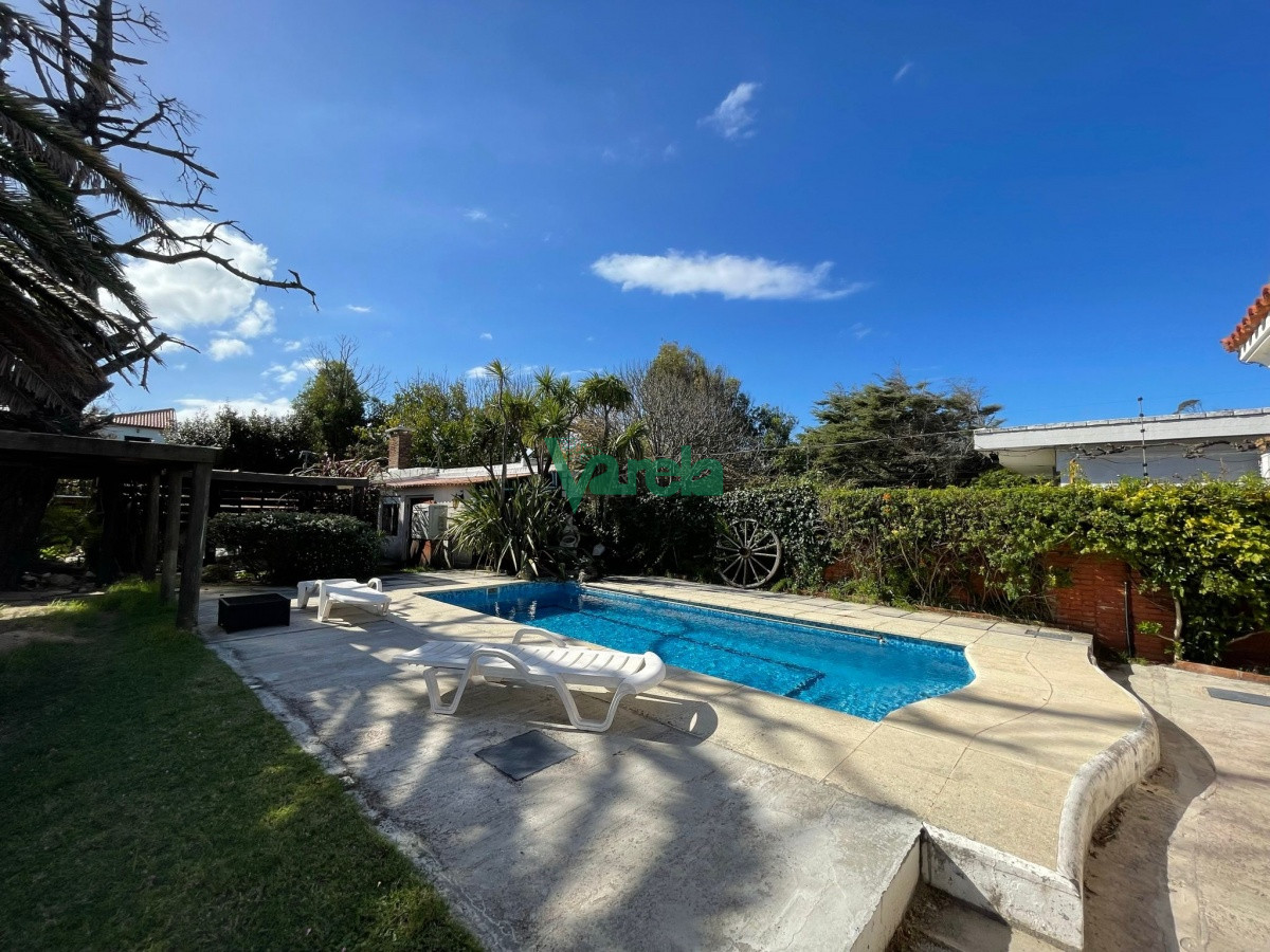 Casa ID.21719 - Venta casa en Atlantida, 4 dorm, 3 baños, estufa leña, vista al mar
