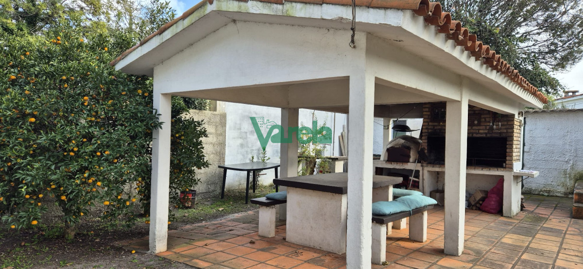 Casa ID.22282 - Venta Casa, Las Toscas,  4 dormitorios, más apartamento al fondo de 1 dormitorio y baño.