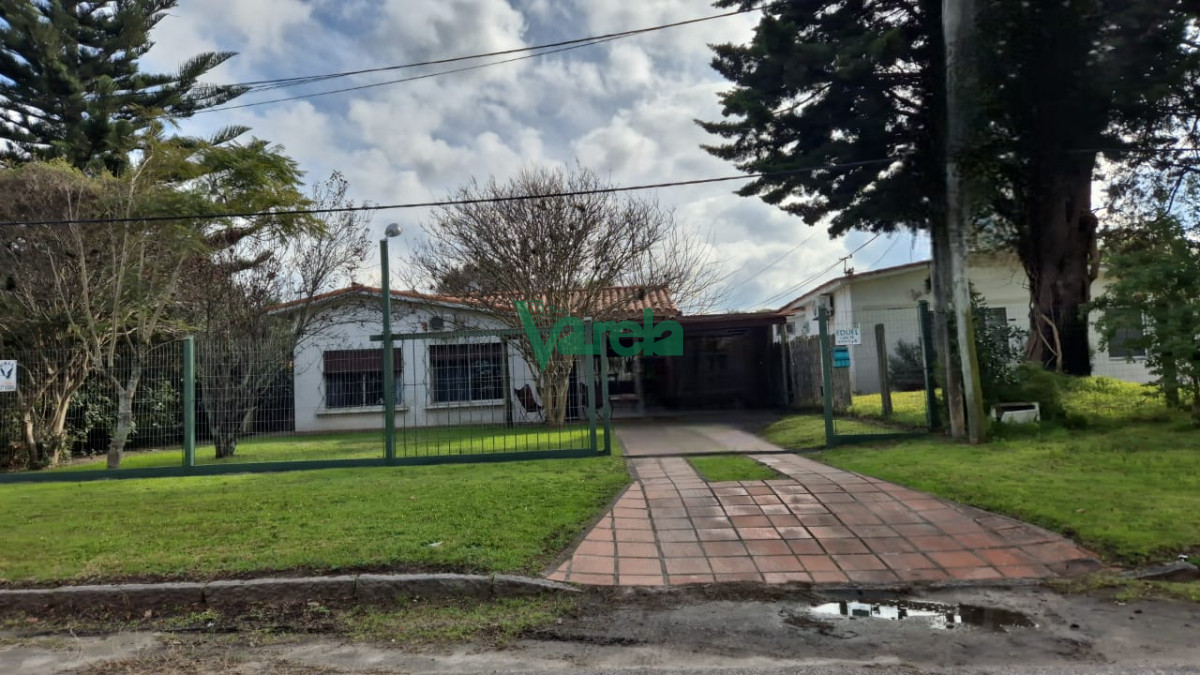 Casa ID.22282 - Venta Casa, Las Toscas,  4 dormitorios, más apartamento al fondo de 1 dormitorio y baño.
