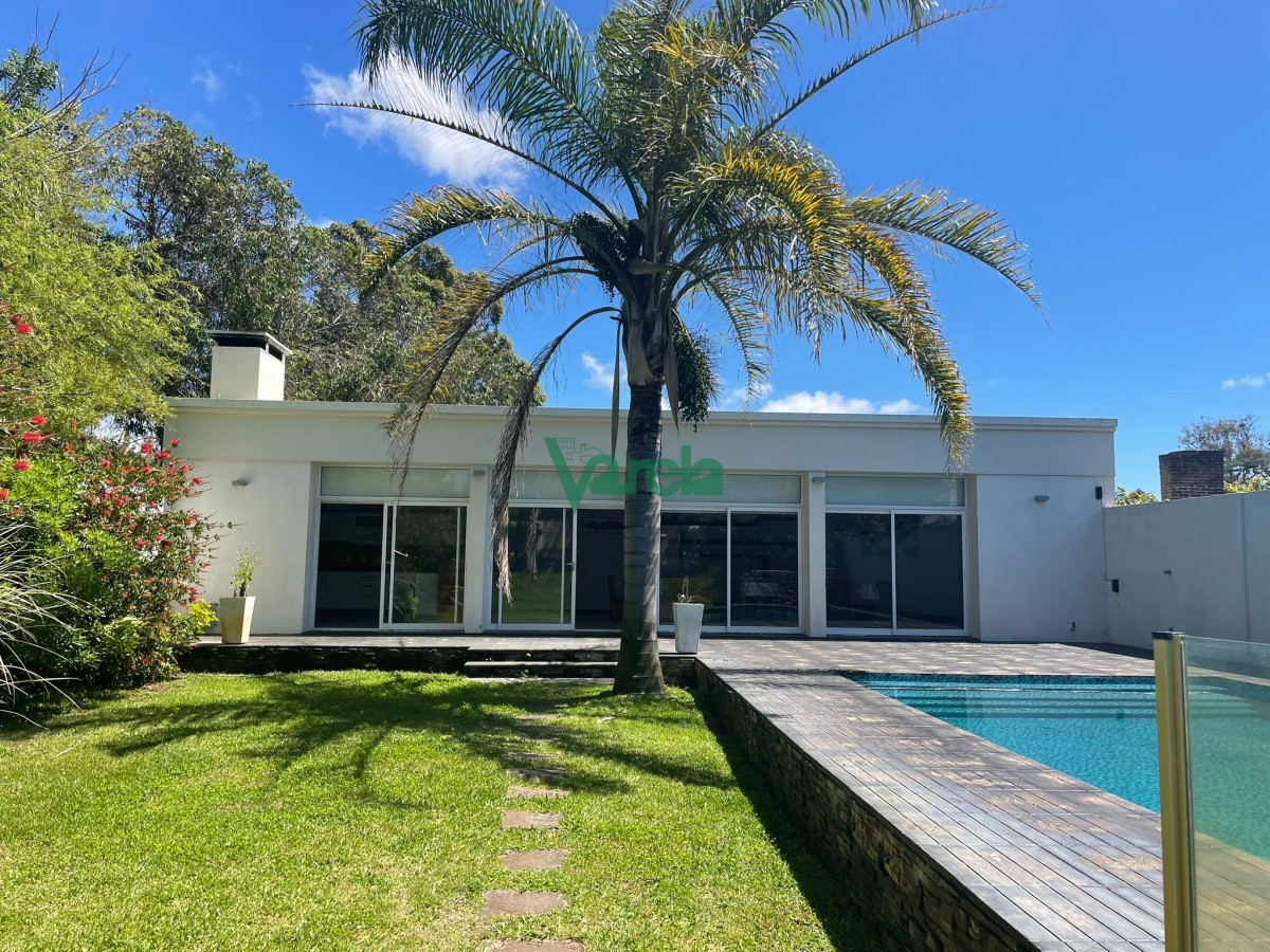 Casa ID.21984 - Casa de 4 dormitorios con piscina sobre la rambla de Atlantida