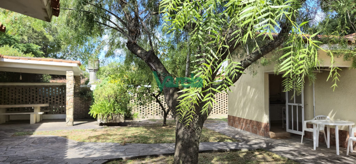 Casa ID.22504 - Casa en Atlántida, dos dormitorios y apartamento al fondo