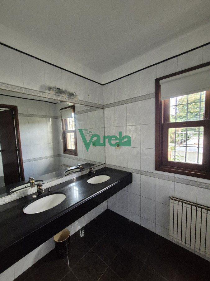 Casa ID.22586 - Venta residencia en La Blanqueada Carrasquito, 4 dormitorios, fondo