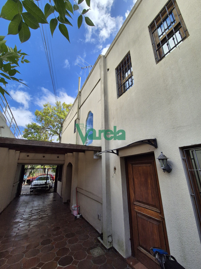 Casa ID.22586 - Venta residencia en La Blanqueada Carrasquito, 4 dormitorios, fondo