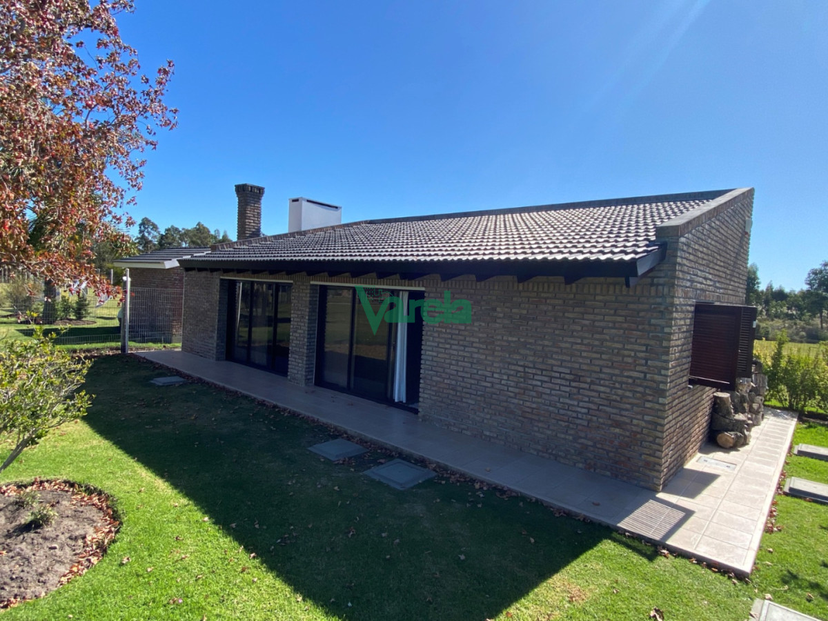 Casa ID.22829 - Venta de casa de 4 dormitorios 2 baños en Bello Horizonte con piscina