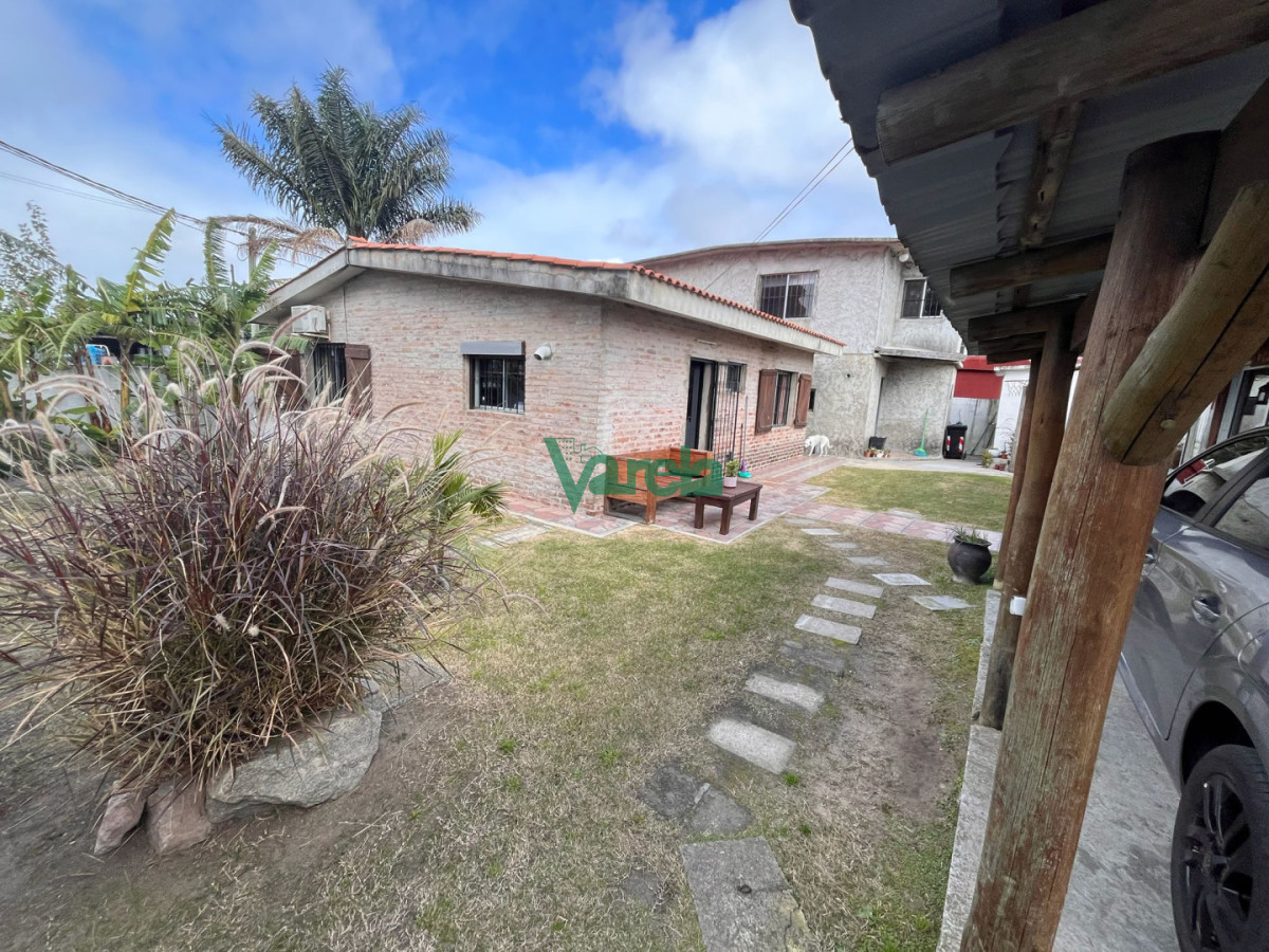 Casa ID.23074 - Casa en venta en Lagomar de 2 dormitorios, mas apto de 3 dorm