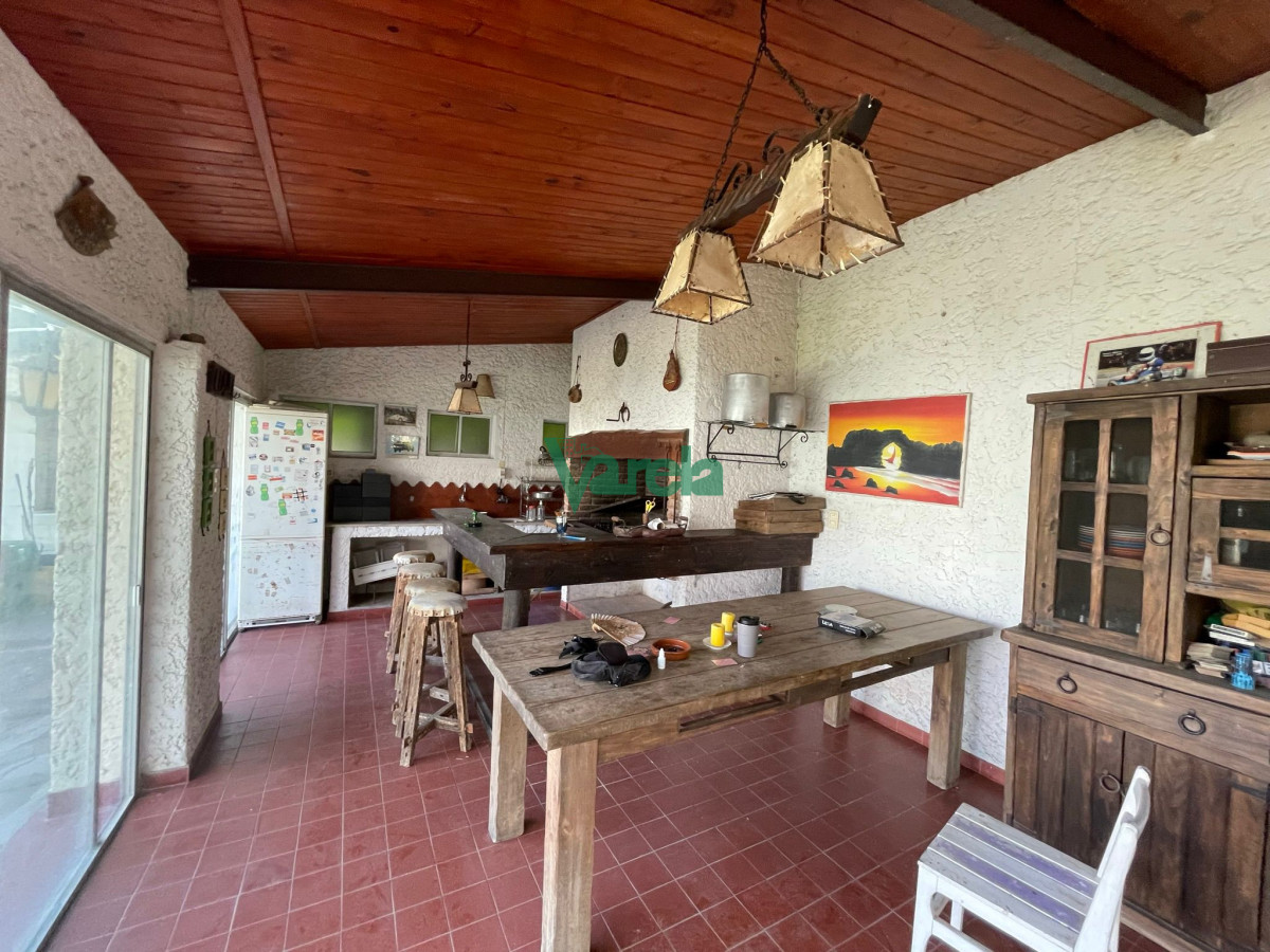 Casa ID.21719 - Venta casa en Atlantida, 4 dorm, 3 baños, estufa leña, vista al mar
