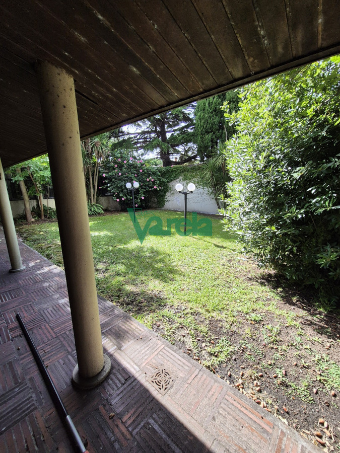 Casa ID.22586 - Venta residencia en La Blanqueada Carrasquito, 4 dormitorios, fondo