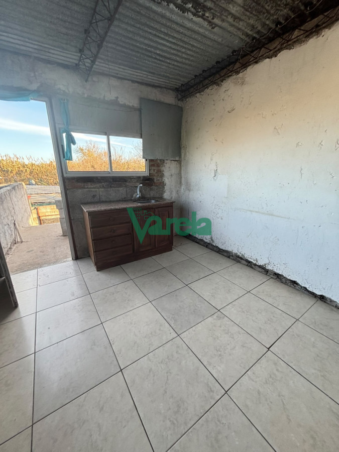 Casa ID.23090 - Inversion, venta local comercial y tres apartamentos, Los Aromos