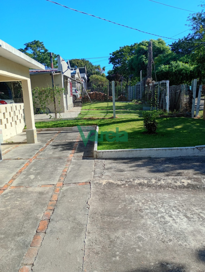 Casa ID.22992 - Alquiler Casa Carrasco Norte, 2 dormitorios, jardín enorme, muy luminosa, cocheras, parrillero