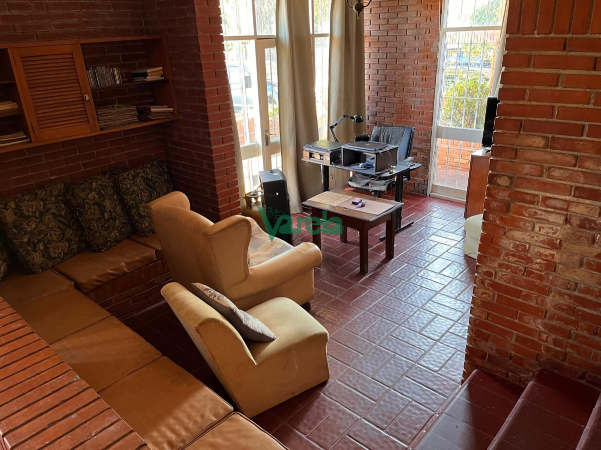 Casa ID.22687 - Venta casa en Solymar Sur, 2 dormitorios, living con hogar, fondo con parrillero y garage