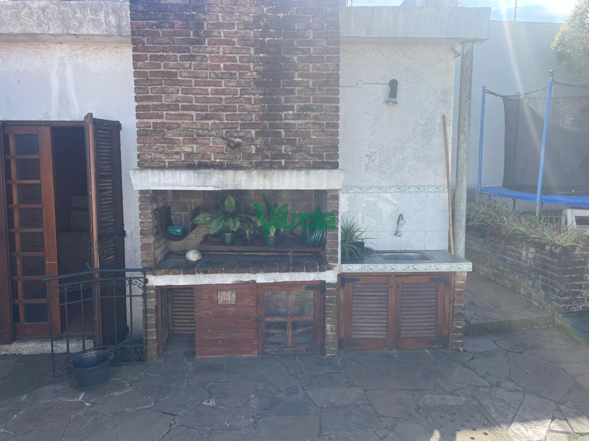 Casa ID.22715 - Venta casa Pocitos, 3 dorm,3 baños, estar enorme con hogar a leña, escritorio, fondo,padrón único,garaje