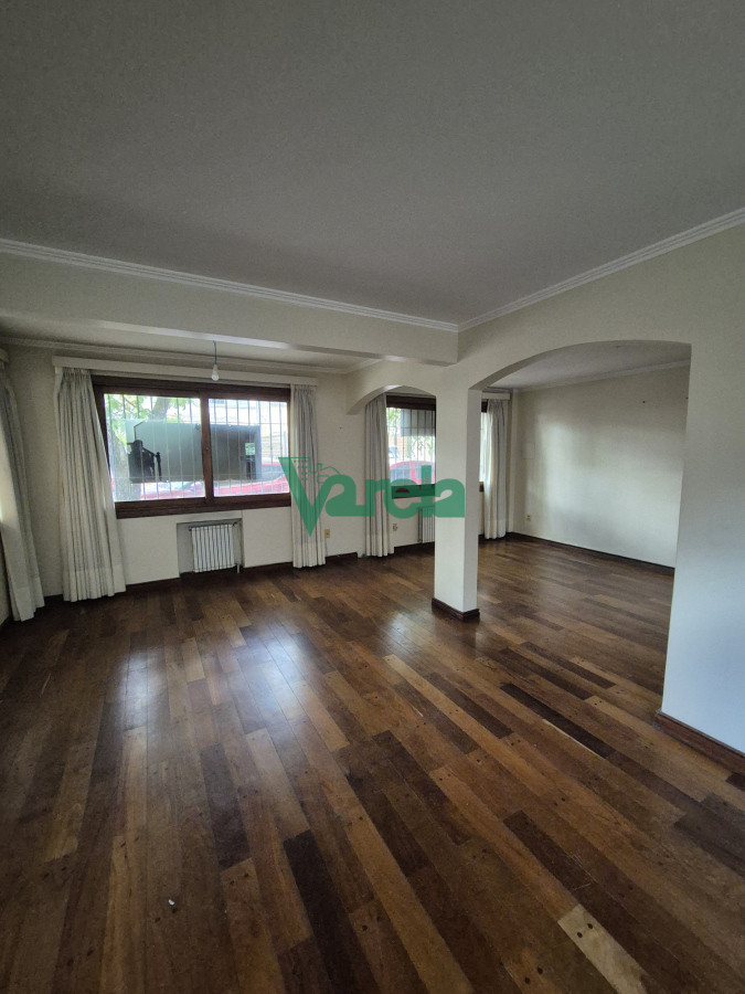 Casa ID.22586 - Venta residencia en La Blanqueada Carrasquito, 4 dormitorios, fondo