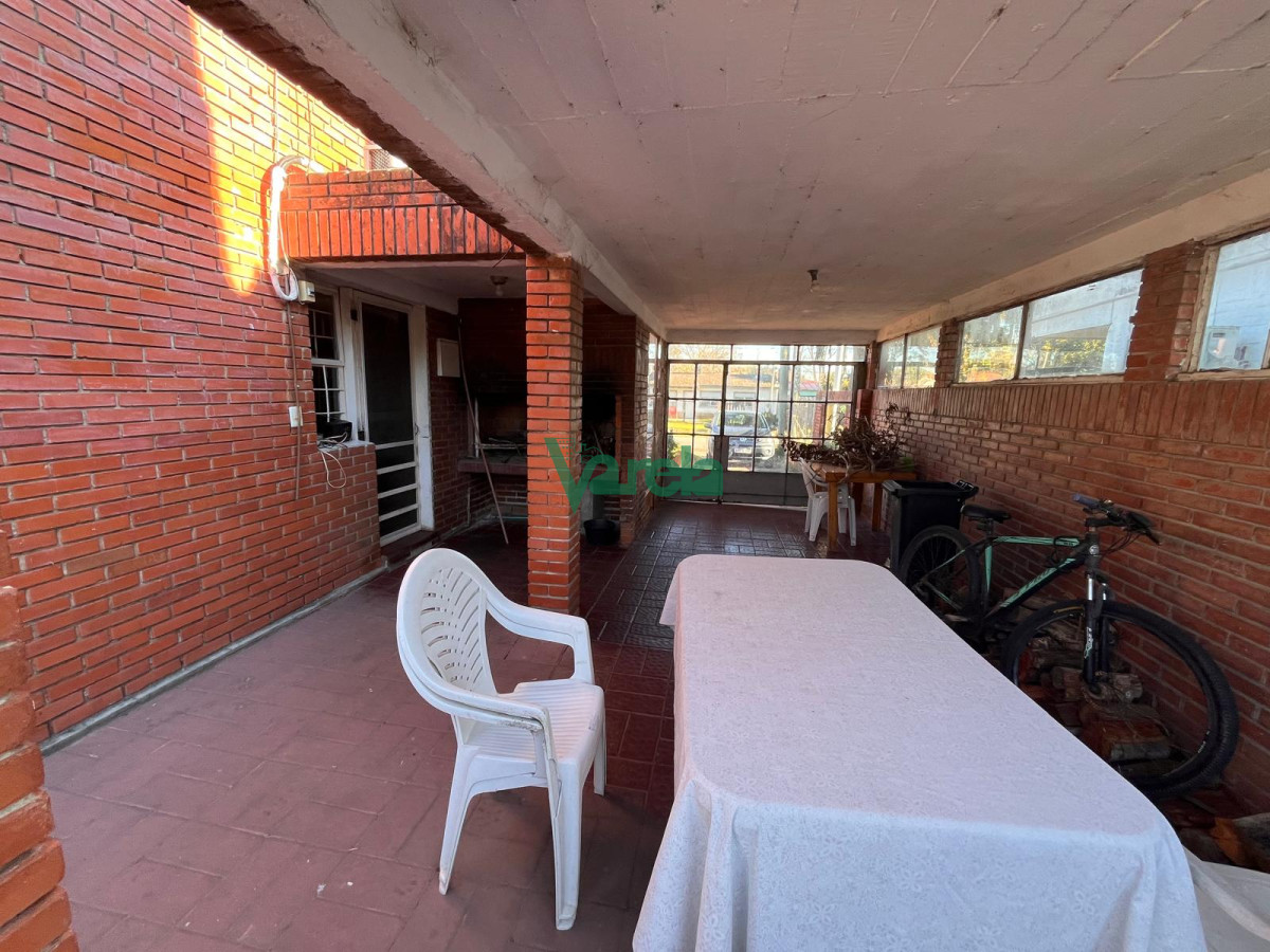Casa ID.22687 - Venta casa en Solymar Sur, 2 dormitorios, living con hogar, fondo con parrillero y garage