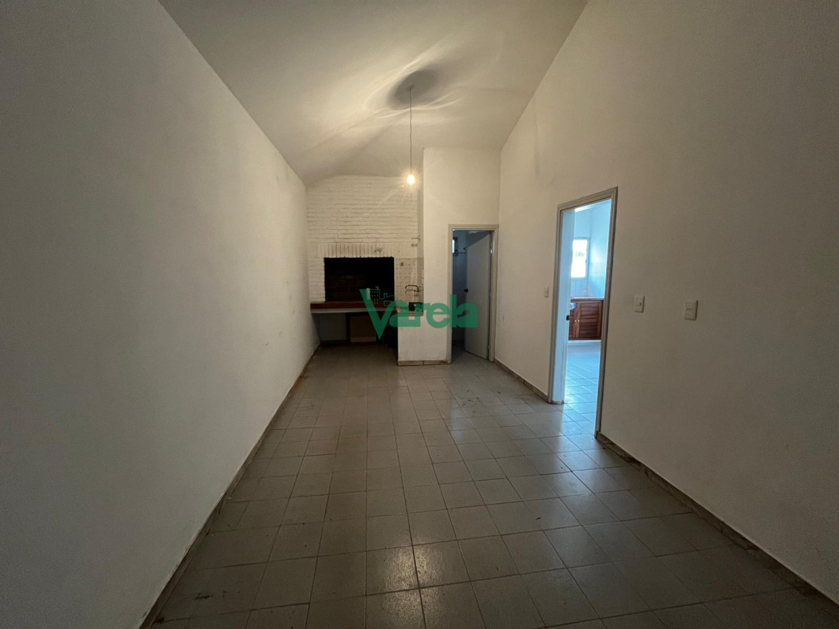 Casa ID.22468 - **RESERVADA **/Casa al sur 2 dormitorios sobre calle pavimentada 