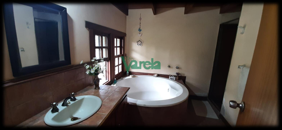 Casa ID.21213 - Casa en Venta en El Pinar al sur 3 dorm, 3 baños y piscina.