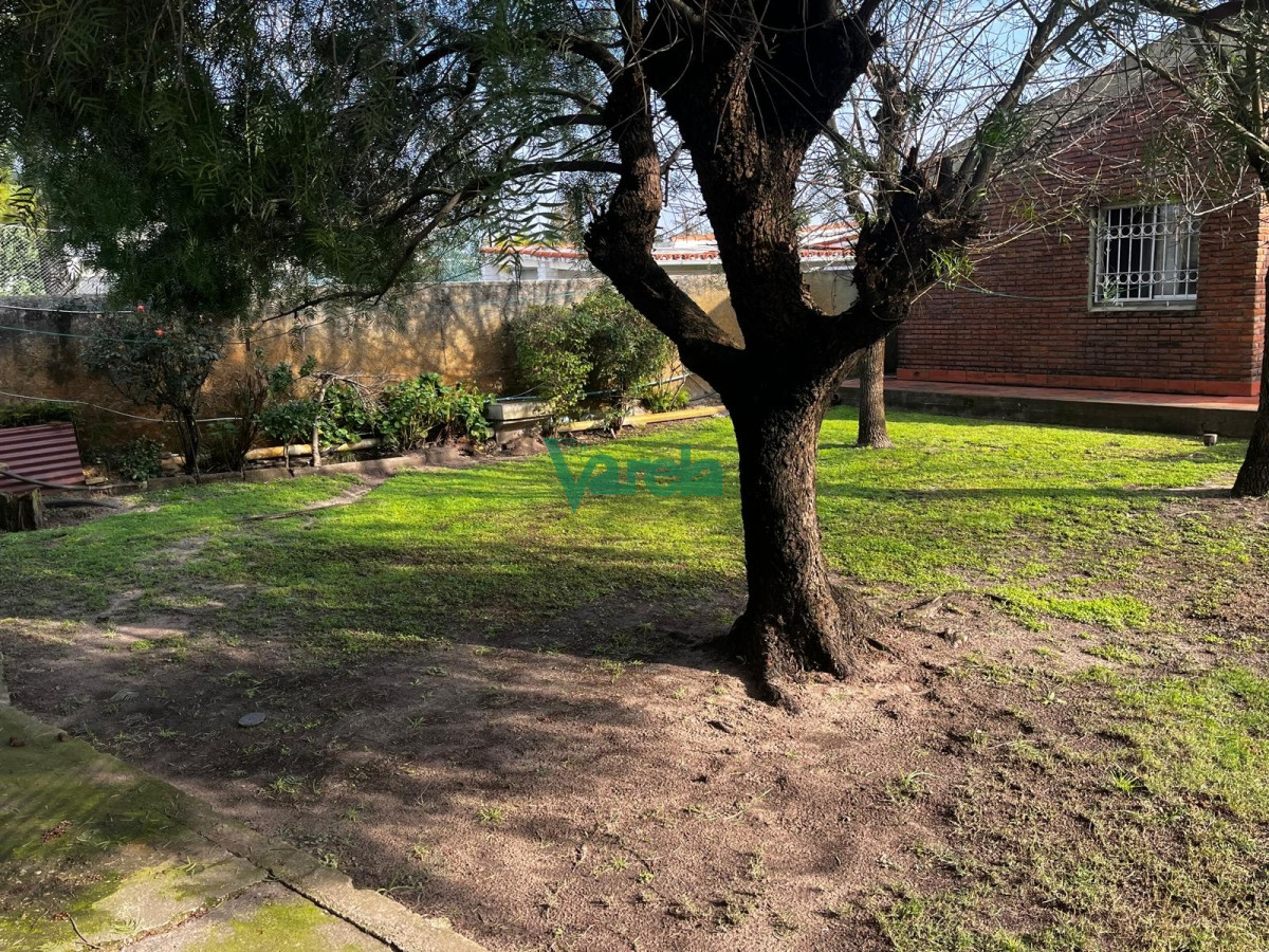 Casa ID.22363 - Venta casa Lagomar sur 5 dormitorios 3 baños . mas barbacoa con servicio 
