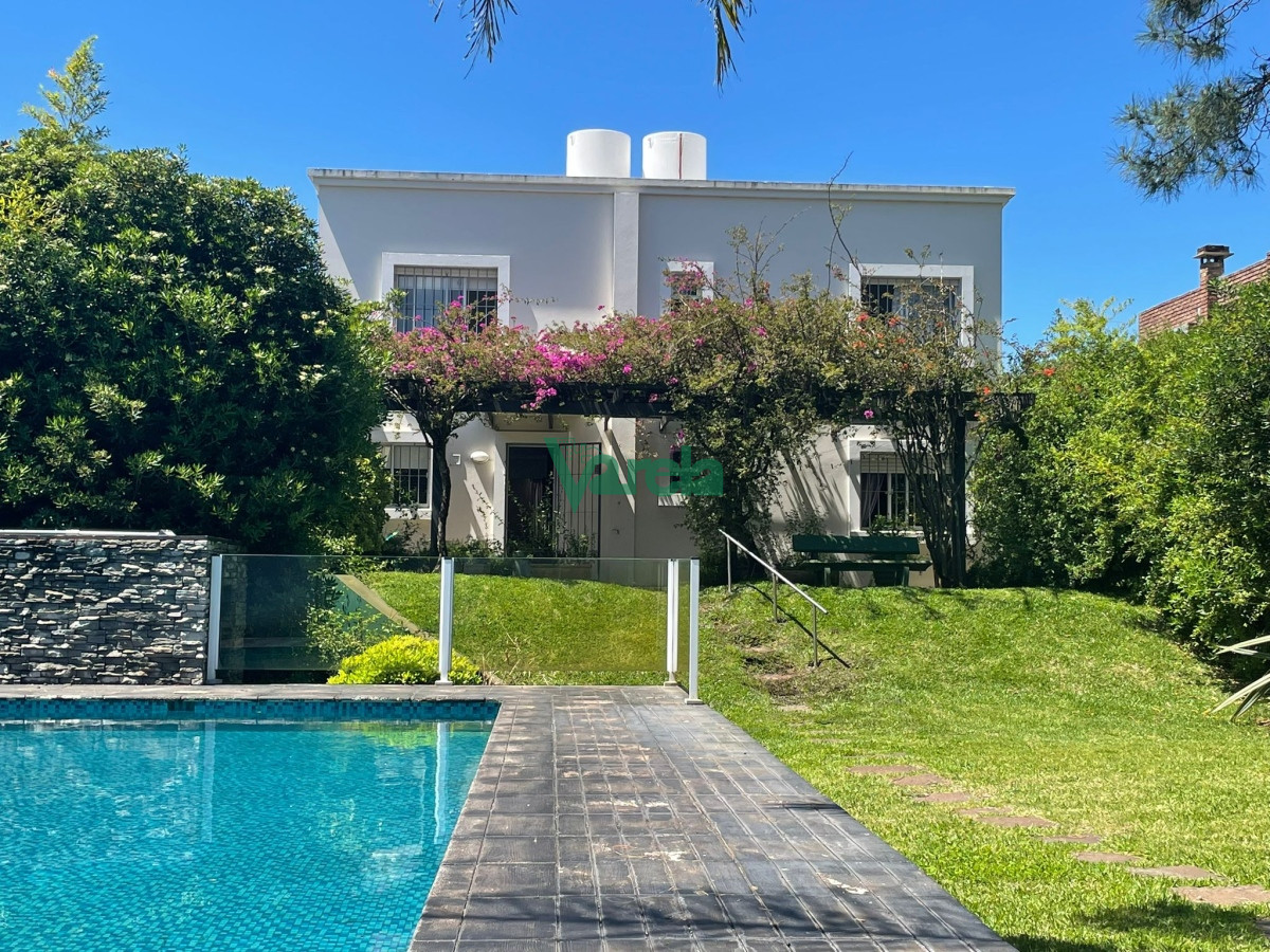 Casa ID.21984 - Casa de 4 dormitorios con piscina sobre la rambla de Atlantida