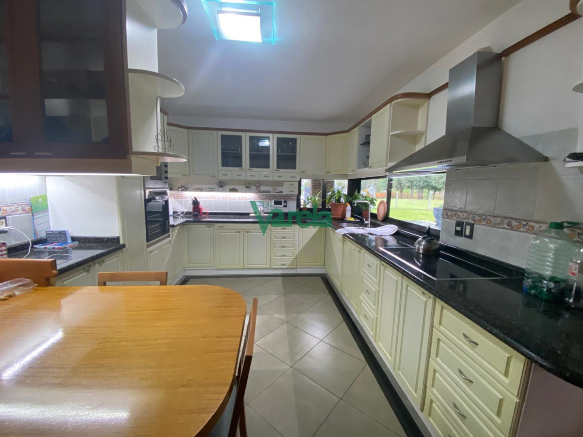 Casa ID.22829 - Venta de casa de 4 dormitorios 2 baños en Bello Horizonte con piscina